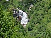 35 Cascata tra il verde della valle